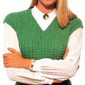 Peut inclure: Un gilet en tricot vert avec un col en V et un motif en tricot torsadé. Le gilet est porté sur une chemise blanche à col.