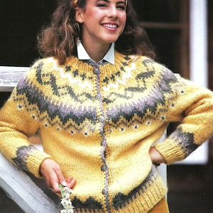 Könnte beinhalten: Ein gelber Cardigan mit einem geometrischen Muster in Grau und Weiß. Der Pullover hat eine Knopfleiste vorne und wird mit einer gelben Cordhose getragen. Ein gelbes Stirnband wird im Haar getragen.