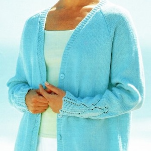 Puede incluir: Un cárdigan azul claro con cierre de botones y un delicado patrón de encaje en las mangas y el dobladillo inferior.