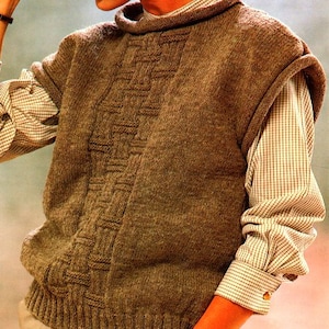 Puede incluir: Un chaleco de punto marrón sin mangas con un patrón texturizado. El chaleco tiene un cuello alto y un dobladillo de canalé.