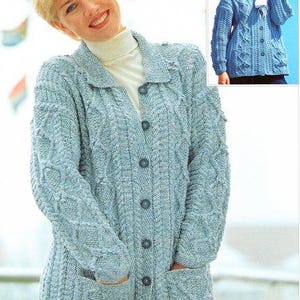 Puede incluir: Un cárdigan de punto azul claro con un patrón de trenza, con cierre de botones, mangas largas y dos bolsillos. El cárdigan lo lleva puesto una mujer.