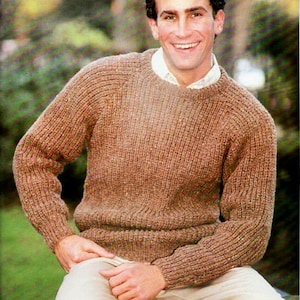 Op de afbeelding: Een bruine gebreide trui met een ronde hals en lange mouwen. De trui is gemaakt van een getextureerd garen en heeft een ontspannen pasvorm.