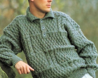 Könnte beinhalten: Ein grüner Strickpullover mit Knopfleiste und einer Tasche auf der Vorderseite.