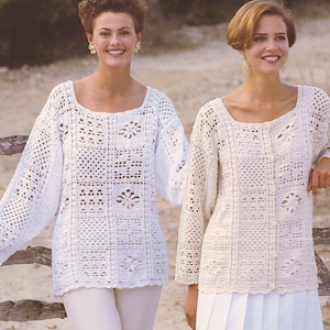 Könnte beinhalten: Zwei Frauen tragen weiße Häkeltops. Das Top auf der linken Seite hat ein quadratisches Muster mit floralen Akzenten. Das Top auf der rechten Seite hat einen Knopfleisten vorne und ein ähnliches quadratisches Muster.