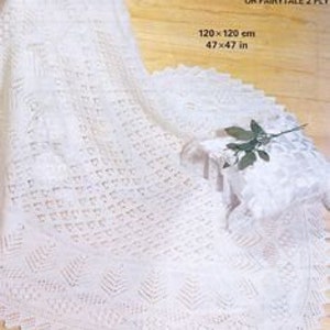 Op de afbeelding: Een wit gehaakt babydekentje met een delicaat kantpatroon. Het dekentje is 120 cm bij 120 cm en is gemaakt met Patons Fairytale 3 draads garen.