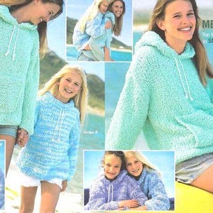 Pode incluir: Uma imagem com várias mulheres usando moletons de malha em vários tons de azul e verde. Os moletons têm uma aparência texturizada e um bolso frontal. O texto "SIRDAR MEGA KNITS" é visível, juntamente com instruções de tricô.