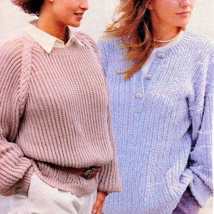 Peut inclure: Deux femmes portant des pulls en tricot. La femme de gauche porte un pull rose à texture côtelée. La femme de droite porte un pull bleu clair avec un col boutonné.