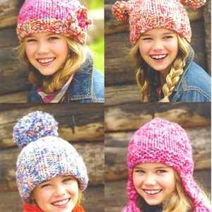 Könnte beinhalten: Vier handgestrickte Mützen in Rosa, Blau und mehrfarbiger Wolle. Die Mützen haben verschiedene Designs, darunter Ohrenklappen, Bommel und eine Blume. Die Mützen werden von einer jungen Person mit blonden Haaren getragen.