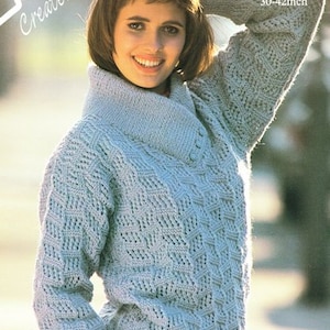 Könnte beinhalten: Ein hellblauer Strickpullover mit Zopfmuster und einem breiten Kragen. Der Pullover ist doppelt gestrickt und hat einen Knopfverschluss. Der Pullover ist 76-107 cm lang.