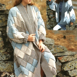 Può includere: Due donne indossano lunghi cardigan di maglia con un motivo geometrico in tonalità di marrone, blu e bianco. I cardigan sono aperti sul davanti e hanno una vestibilità rilassata.