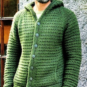Op de afbeelding: Een groene hooded cardigan met een knoopsluiting en een wafelstructuur.