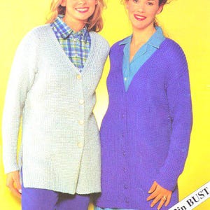 Może przedstawiać: Dwie kobiety w dzianinowych kardiganach. Jedna kobieta ma na sobie jasnoniebieski kardigan na koszuli w kratę i niebieskich spodniach. Druga kobieta ma na sobie fioletowy kardigan na niebieskiej koszuli i spódnicy. Widoczny jest tekst "UP TO 52in BUST".