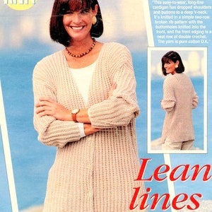 以下が含まれることがあります： Vネックとボタン留めで、薄い茶色のニットカーディガンを着た女性のクローズアップ。カーディガンは、割れたリブ模様と、きれいに整ったダブルクロシェの縁取りがあります。画像の下には、「Lean lines」という文字が赤と白で印刷されています。「Lean lines」という文字の下には、「Instructions in 6 sizes on page 19」という文字が黒で印刷されています。