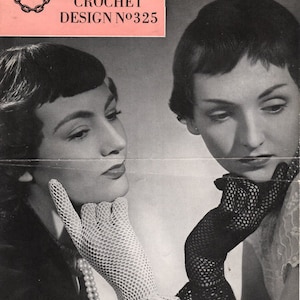 Peut inclure: Deux femmes portant des gants en crochet. La femme de gauche porte un gant blanc et la femme de droite porte un gant noir. L'image provient d'un livre de modèles de crochet vintage. Le texte sur la page indique "COATS CROCHET DESIGN N°325".