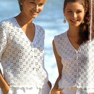 Puede incluir: Dos tops de crochet blanco con cuello en V y cierre de botón. Una parte superior tiene mangas cortas y la otra es sin mangas.