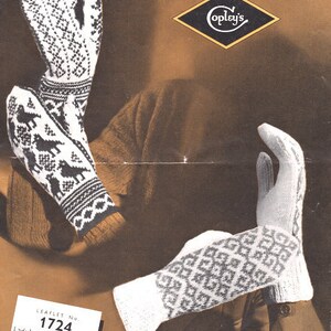 Può includere: Un modello di maglia vintage per un paio di guanti bianchi e grigi. Il modello si chiama "Lady's Norwegian Mitts" ed è di Copley's. Il numero del modello è 1724. Il modello è realizzato con Shetland Floss e "Clarion Wool".