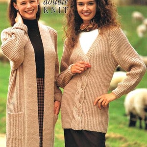 Peut inclure: Deux femmes portant de longs cardigans en tricot beige. Le cardigan à gauche a une poche de chaque côté. Le cardigan à droite a un motif en tricot torsadé. Le texte "Wendy double KNIT" est imprimé sur l'image.