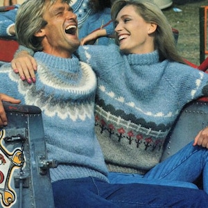 Könnte beinhalten: Zwei Personen tragen blaue und weiße gemusterte Pullover. Die Pullover haben ein Fair Isle-Muster. Die Personen lächeln und lachen.