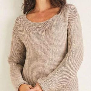 Może przedstawiać: Beżowy sweter z długim rękawem i okrągłym dekoltem. Dzianina ma prążkowaną fakturę i luźny krój. Mankiety są prążkowane. Sweter jest w neutralnym kolorze, odpowiednim do różnych stylizacji.