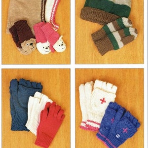 Könnte beinhalten: Vier Sets mit gestrickten Mützen und Fäustlingen. Das erste Set ist eine braun-weiß gestreifte Mütze mit einem passenden Paar Fäustlinge. Das zweite Set ist eine braun-weiß gestreifte Mütze mit einem passenden Paar Fäustlinge. Das dritte Set ist eine weiße Mütze mit einem passenden Paar Fäustlinge. Das vierte Set ist eine braun-weiß gestreifte Mütze mit einem passenden Paar Fäustlinge. Der Text "For the Family" befindet sich unten links im Bild und der Text "Double Knitting" befindet sich unten rechts im Bild.