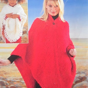 Puede incluir: Dos mujeres con ponchos de punto rojos y blancos. La mujer con el poncho rojo está de pie en una playa. La mujer con el poncho blanco está de pie frente a un cielo azul.