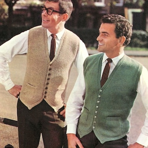 Peut inclure: Deux hommes portant des gilets en tricot avec des fermetures à boutons. Le gilet à gauche est beige et le gilet à droite est vert. Les deux hommes portent des chemises blanches et des cravates foncées.