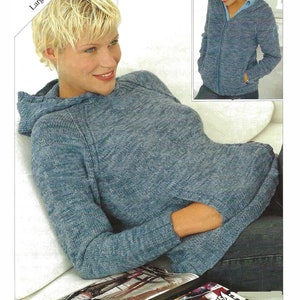 Puede incluir: Un suéter azul con capucha y un patrón jaspeado. El suéter se muestra siendo usado por una persona sentada en un sofá. El texto "Includes Larger Sizes" es visible en la esquina superior izquierda de la imagen.