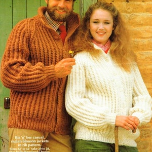 Op de afbeelding: Een stel draagt gebreide vesten. De man draagt een bruin geribbeld vest met een kraag en een rode stropdas. De vrouw draagt een wit geribbeld vest. De tekst luidt "His 'n' her casual, raglan blouson jackets in rib pattern."