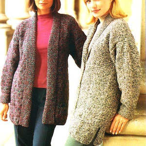 以下が含まれることがあります： 2人の女性が、長いオープンフロントのニットカーディガンを着ています。1つはバーガンディ、ティール、黒のミックスで、もう1つはまだらのグレーとクリーム色です。どちらも膝丈で、太く、質感のある糸でできているようです。