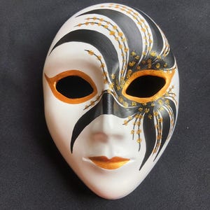 Masques vénitiens faits et peints à la main
