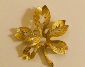 Broche vintage en feuille d'or texturée signée Trifari - années 60 - années 70