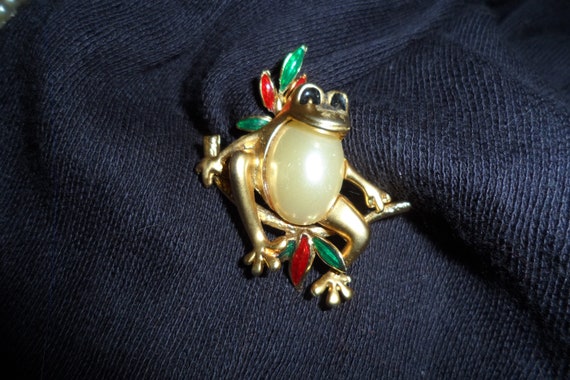 Vintage Enamelled Gold Tone Frog Brooch | Faux Pe… - image 7