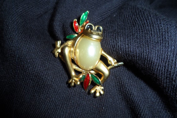 Vintage Enamelled Gold Tone Frog Brooch | Faux Pe… - image 6