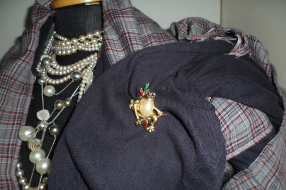 Vintage Enamelled Gold Tone Frog Brooch | Faux Pe… - image 3