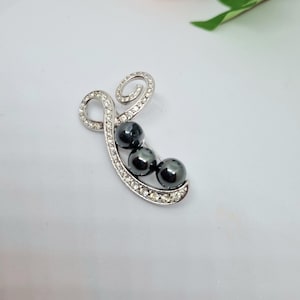 Signed Ciro Vintage Brooch | Rhinestones and Grey High Lustre Grey Pearls | 1980's | Ribbon Swirl | CIROlit Diamonte | Silver Tone | 5.2cm