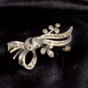 Vintage jaren 1950 zilverkleurige en marcasiet spray-broche met boog en blad