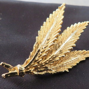 Vintage broche – goudkleurige bladspray – jaren 1970