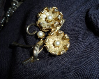 Vintage 60's Flower Spray Brooch | Gold Tone | 2 Flower Heads | Mini Faux Seed Pearl Centres |