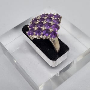 Skandinavischer Ring | Gestempelt 925 | Rautenförmige Vorderseite - kleine Amethyst-Edelsteine | 1980er Jahre | Größe UK/Au N | US 6 3/4 |