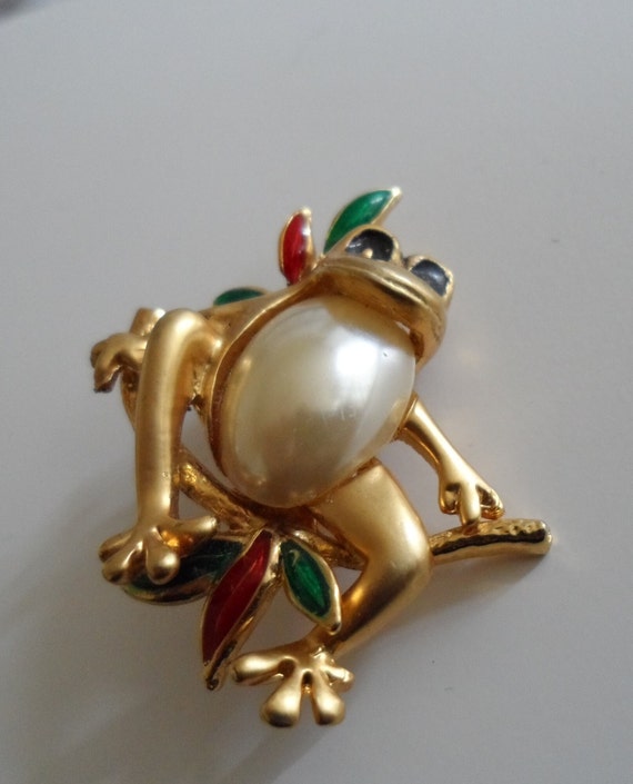Vintage Enamelled Gold Tone Frog Brooch | Faux Pe… - image 2