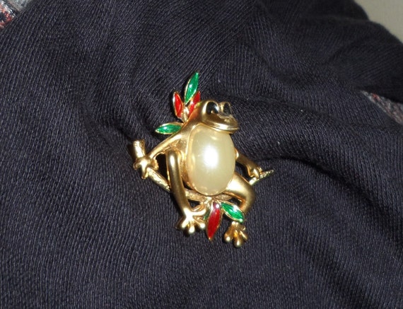 Vintage Enamelled Gold Tone Frog Brooch | Faux Pe… - image 1