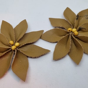 2 x Vintage 1960&#39;s Fabric Faux Leather Flower Brooches