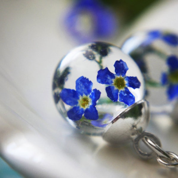 Boucles d'oreilles sphère en résine, fleurs bleues écossaises en argent sterling, boucles d'oreilles botaniques celtiques écossaises - Joaillerie écossaise