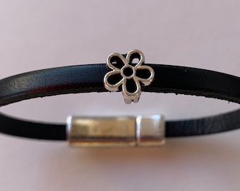 Italian Leather Bracelet: Mod Daisy Bead, Magnetic Clasp