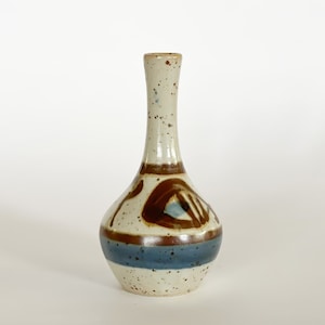 Vase bourgeon vintage en céramique fait main - glaçure mouchetée w peint à la main bleu + design marron - studio de poterie du milieu du siècle