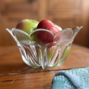 Vintage Pressed Glass Bowl Catch-all Decorative Fruit Bowl for Kitchen Flower Shape