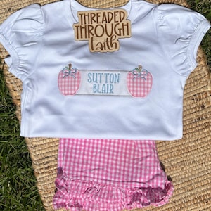 Zurück in der Schule monogrammiert Mädchen Outfit, Erster Schultag Outfit, Apfel Outfit, Mädchen Schul Outfit, rosa Gingham Set, gesticktes Outfit