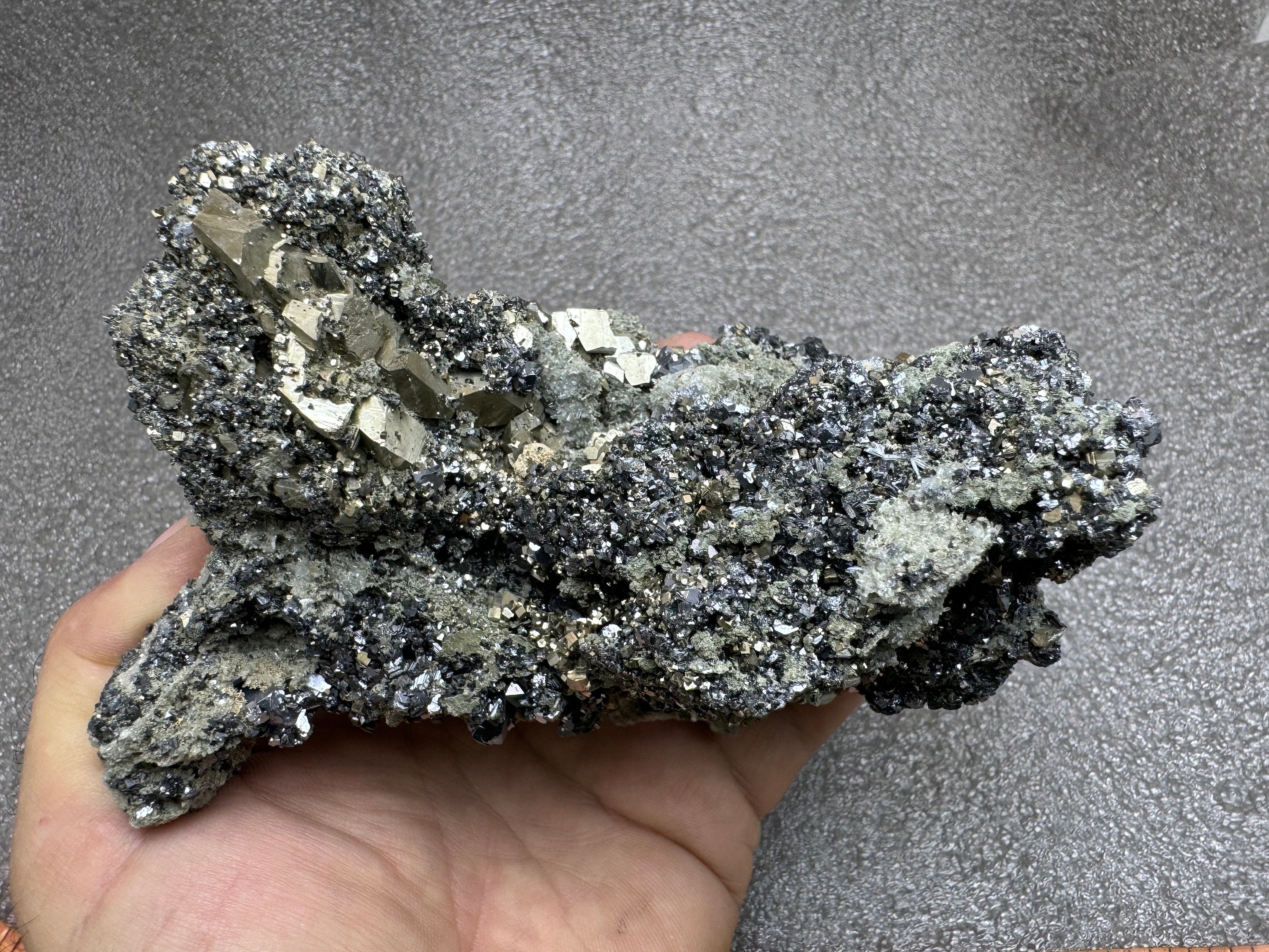 【鉱物商店】水晶+ 鉄マンガン重石+ 輝蒼鉛鉱+ 緑泥石 Amazon.co.jp: 鉱物商店水晶+ 鉄マンガン重石+ 輝蒼鉛鉱+ 緑泥石