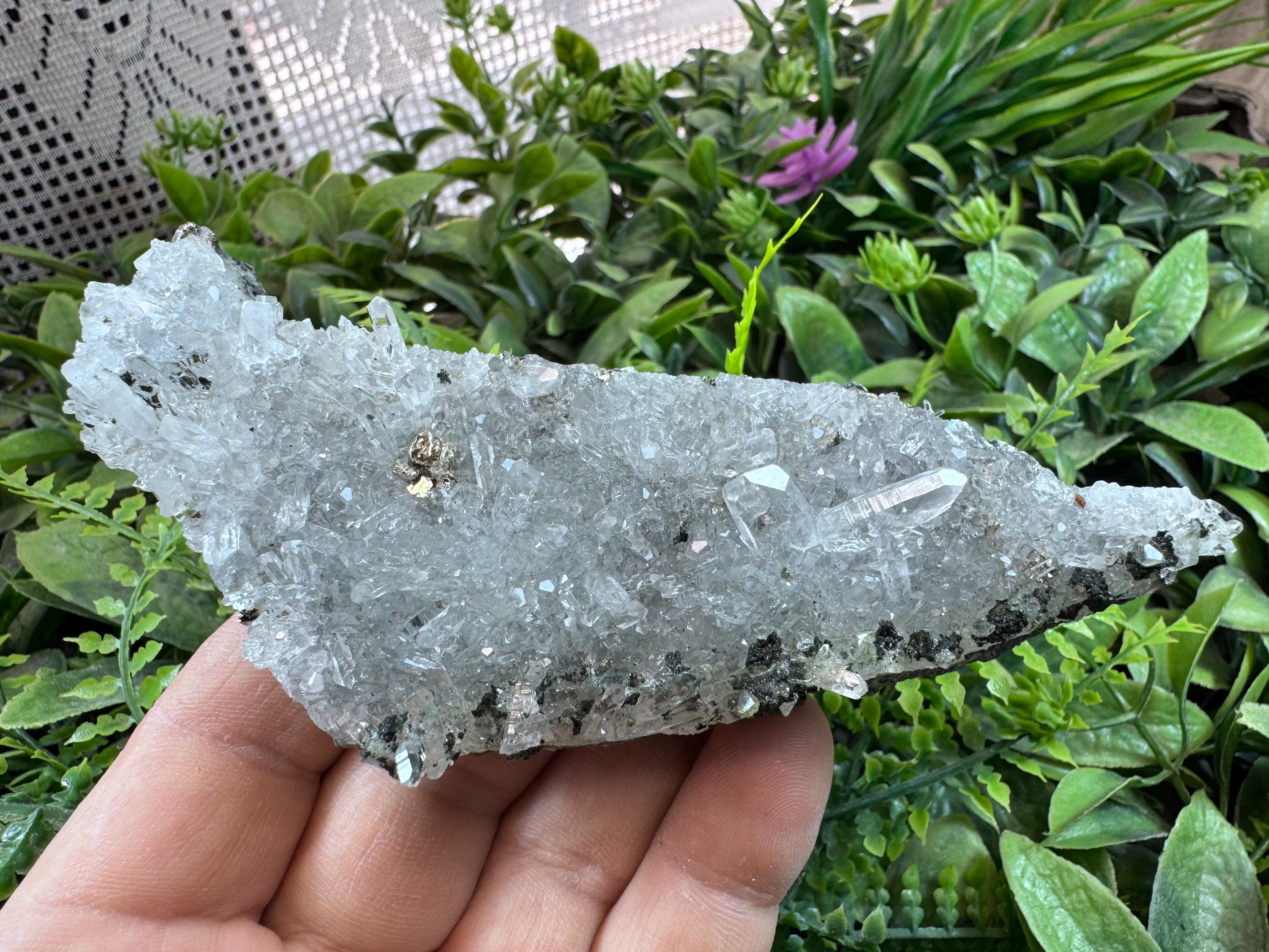 水晶 クォーツ ブルガリア産 ① / 原石 天然石 鉱物標本 クラスター クォーツ（日本法双晶）黄鉄鉱緑泥石ラッキーブルガリア天然水晶鉱物