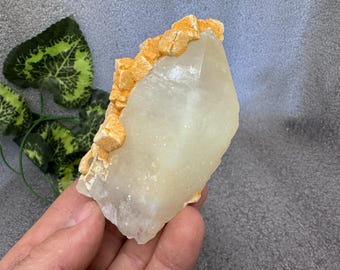 Cuarzo, calcita, limonita, Madan, Bulgaria. Minerales cristalinos naturales, racimos de especímenes, recuerdos. Caja de minerales al por mayor.